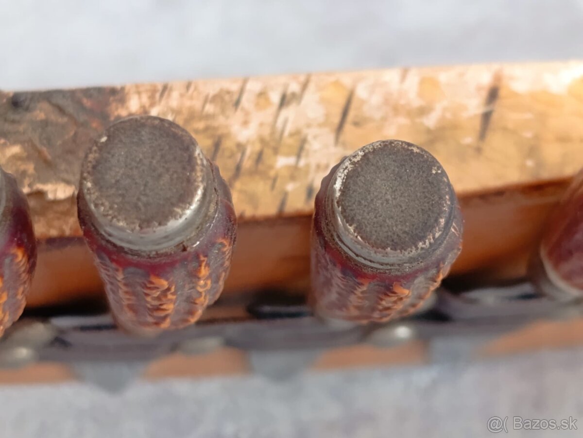 6 x malé nožíky v řadě na dřevéné podložce z břízy. - 6