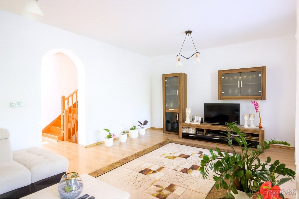 Unikátna ponuka rodinného domu s futbalovým ihriskom a ve - 6