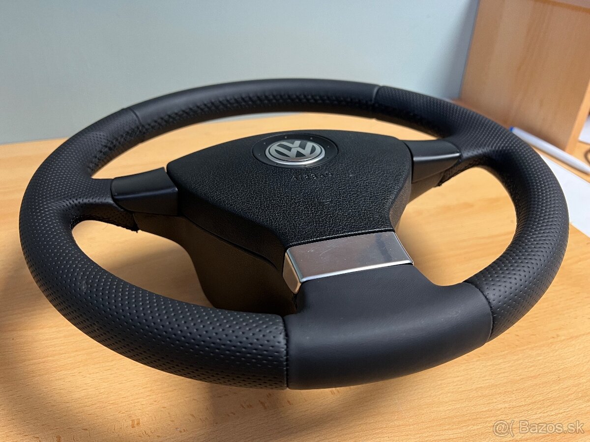 Predám nanovo obšitý trojramenný volant do VW - 6