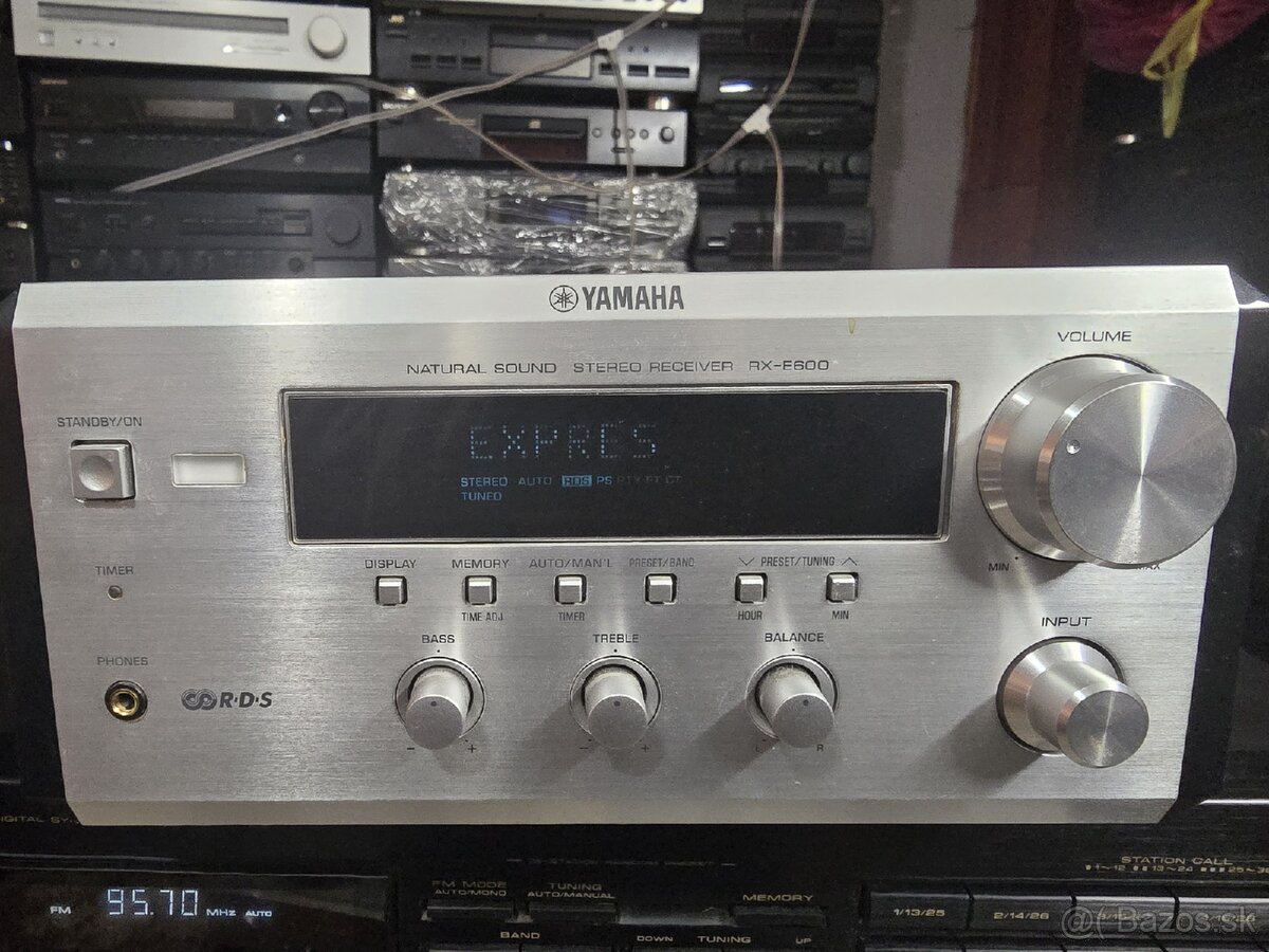 Yamaha RX-E600 výkonný mini stereo receiver - 6