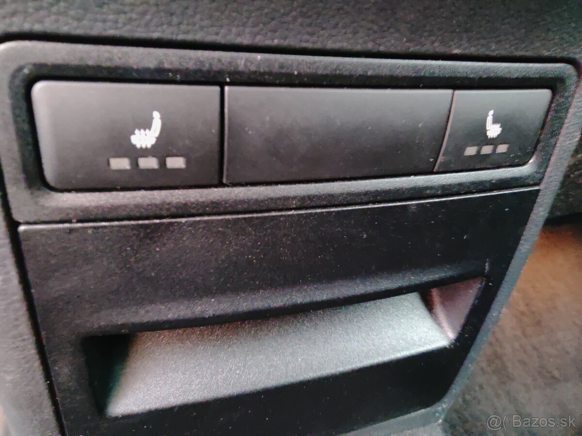 Octavia 1.6 TDI sedan perleť NAVI Vyhrev vzadu - 6