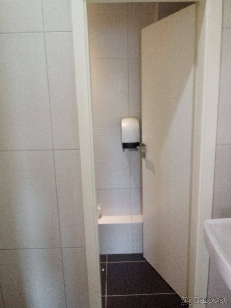 budova pri Tescu - 6