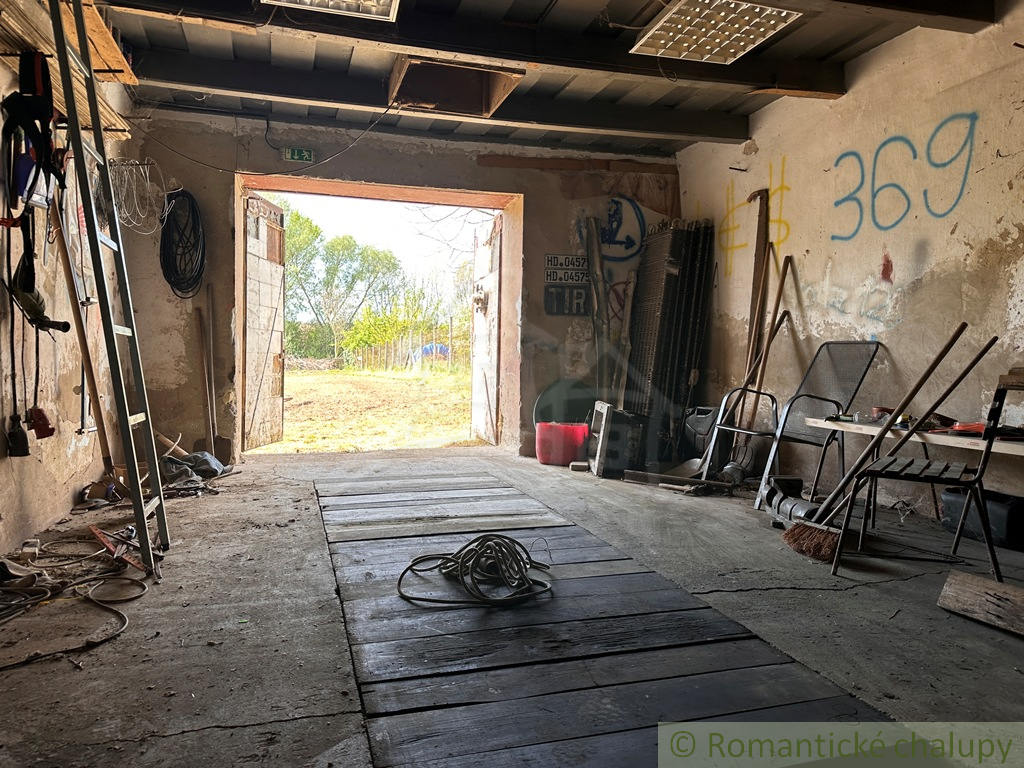 Starý sedliacky dom s veľkým pozemkom v Kolte – ideálna pr - 6