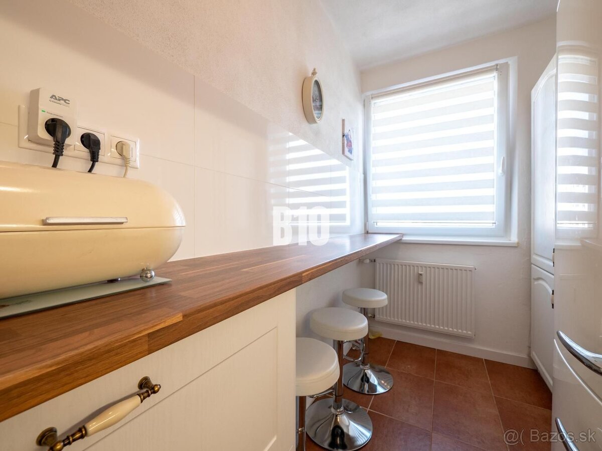 REZERVOVANÉ 2 a pol izbový byt s loggiou - zariadený - 61 m2 - 6