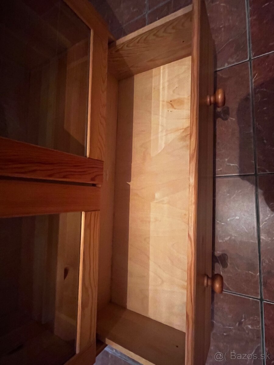 Drevenná vitrína - 6