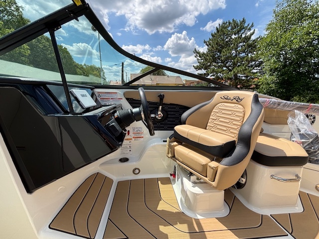 Čln Sea Ray 210 SPX model 2026 na sklade - 6