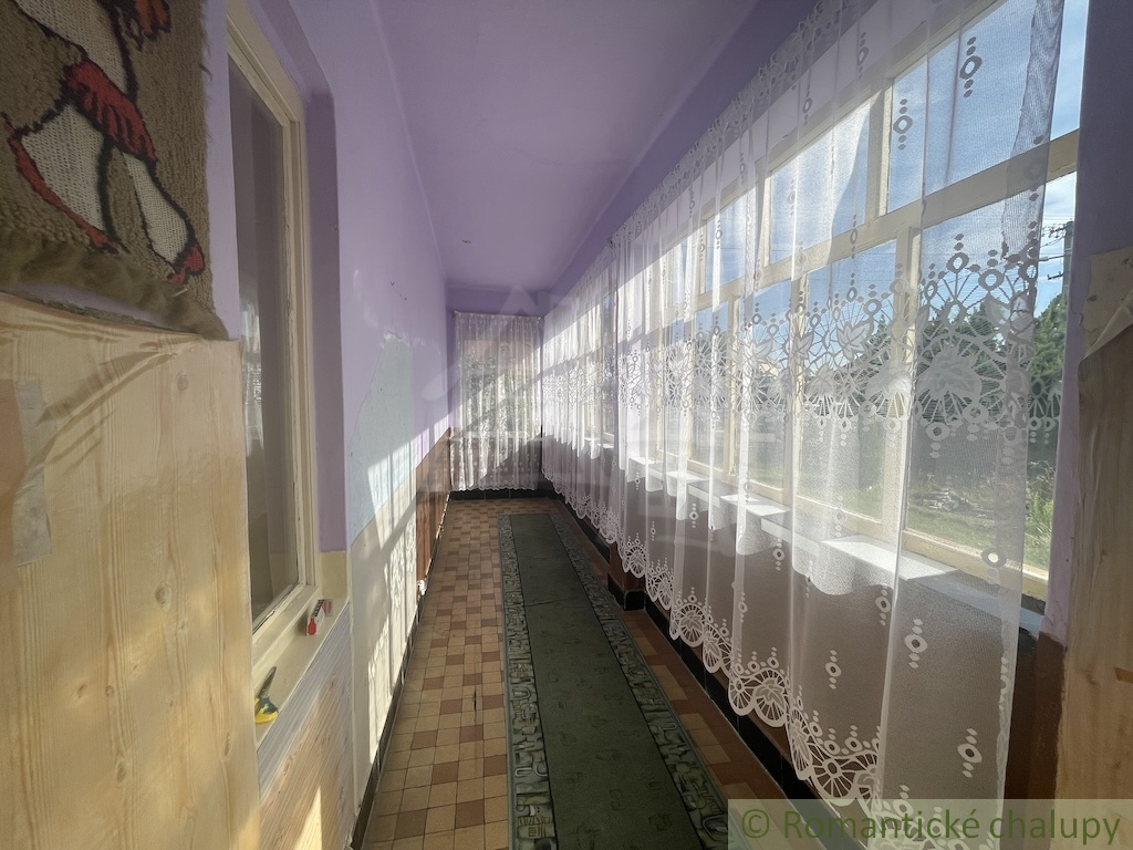 Trojizbový rodinný dom s veľkým pozemkom v Mojmírovciach – - 6