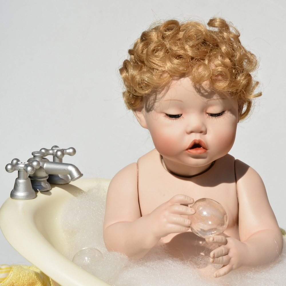 Porcelánová bábika +vanička +kačka +bublinky +kožušinka - 6