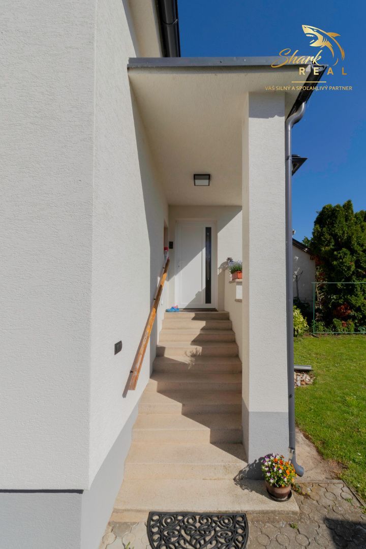 KRÁSNY rodinný dom v atraktívnej obci BANKA - 6