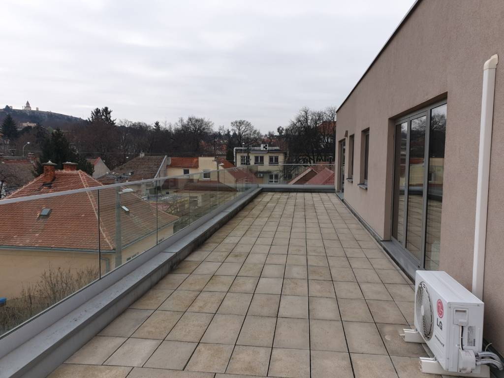 PRENÁJOM - 3 izbový byt v centre mesta s veľkou terasou - NI - 6