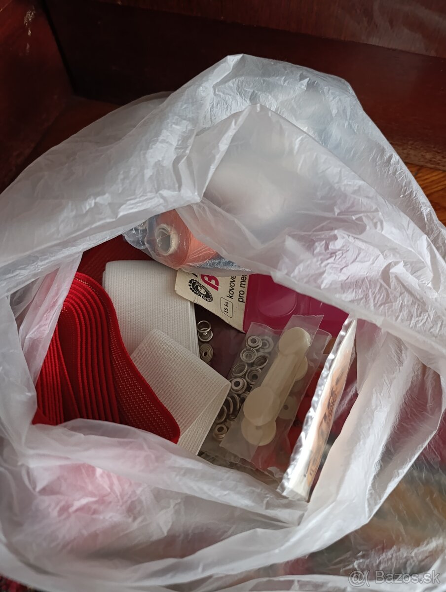 Šijací stroj so skrinou a príslušenstvom - 6