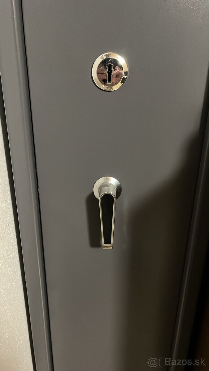 Predám trezor značky Brihard - 6