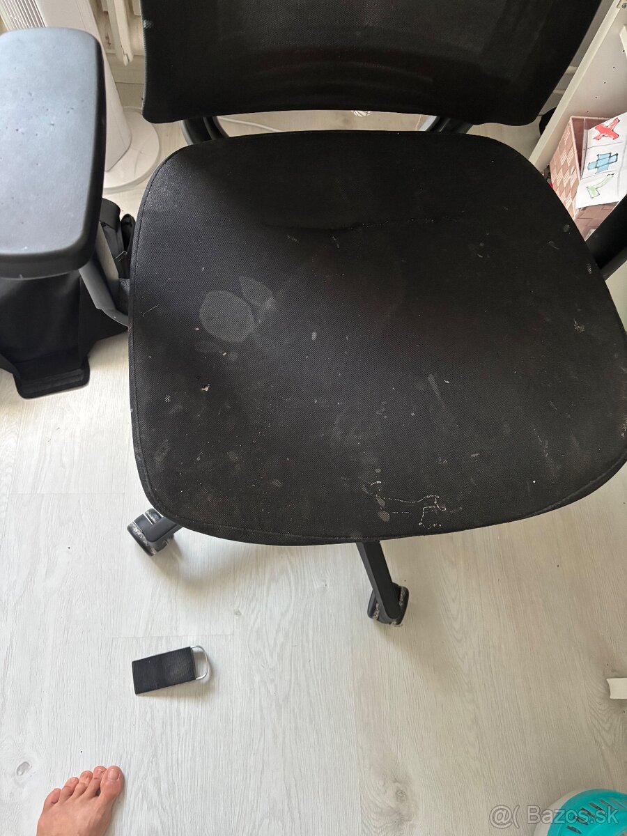 2 kancelaťrske stolicky plus stol - 6