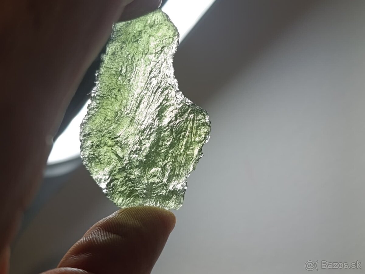 Krásný velký Vltavin z Chlumu, 14,36 gramu, ve stojánku - 6