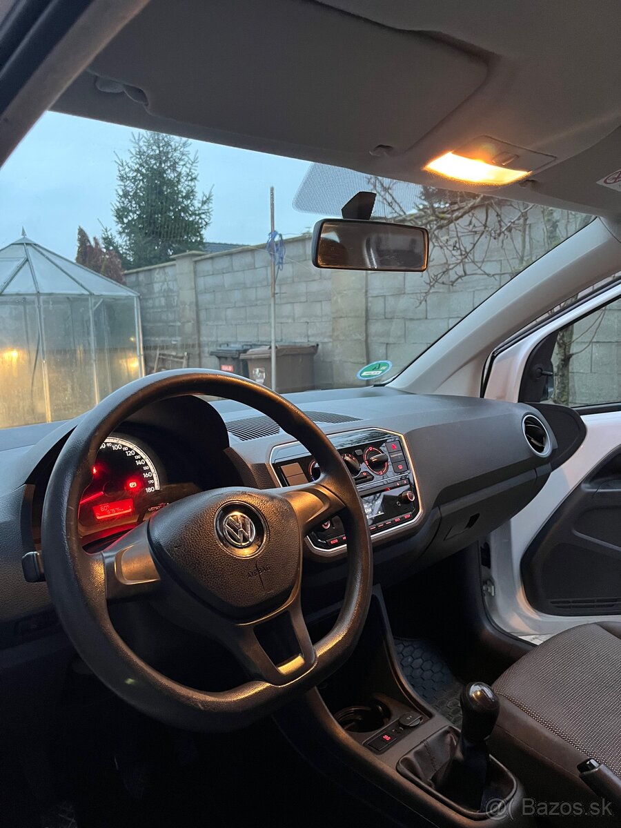 Volkswagen UP 1.0MPI - 6