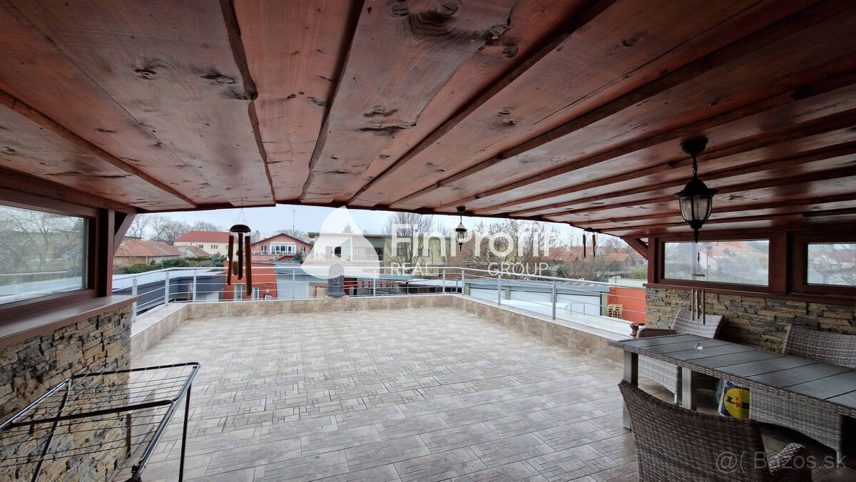 Na predaj veľký polyfunkčný obchodný priestor s rodinným dom - 6