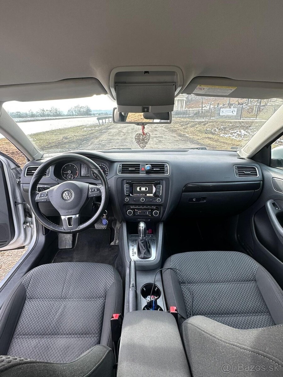 Volkswagen Jetta - 6