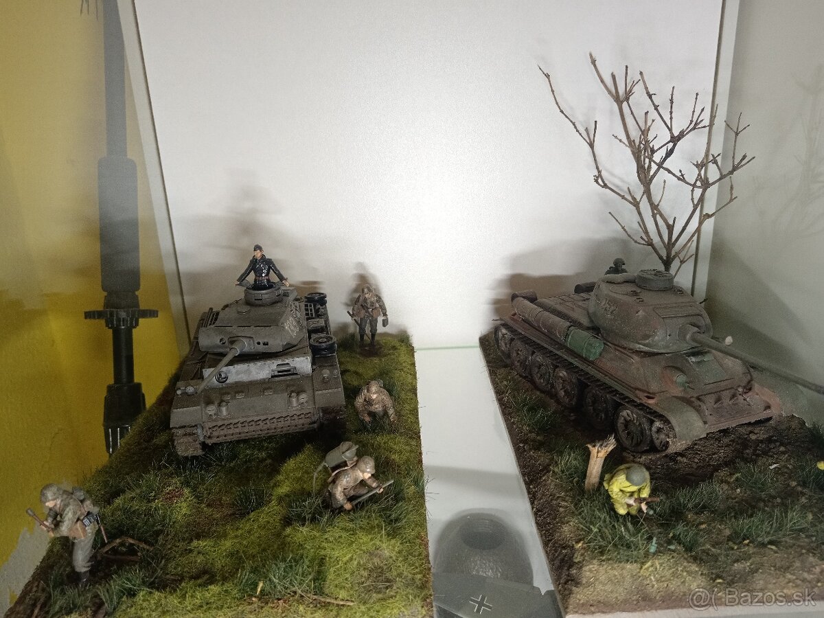 Vitrína s modelmi na predaj. - 6