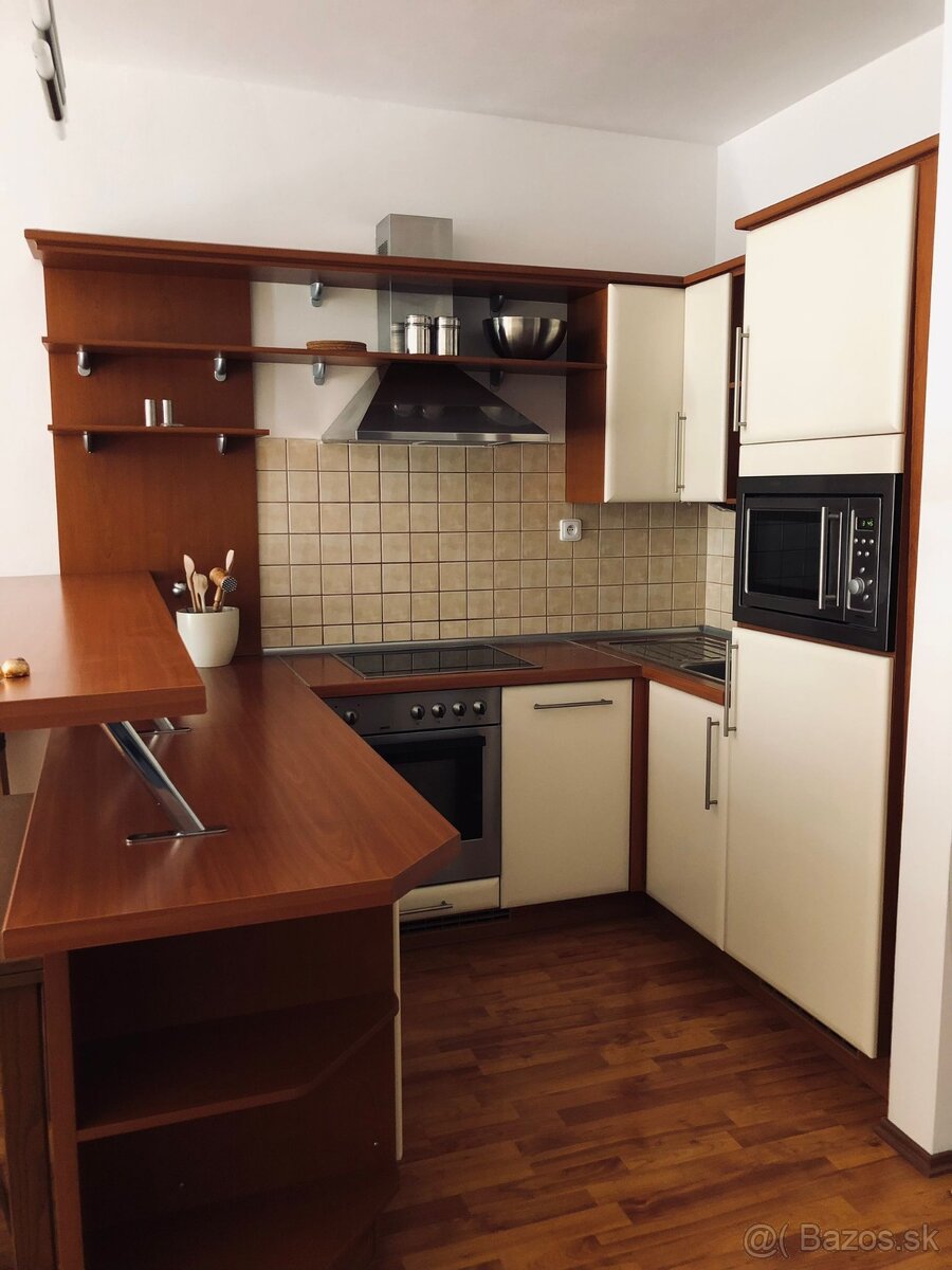 Prenájom bytu s loggiou pri jazere v časti Nové Mesto - 6