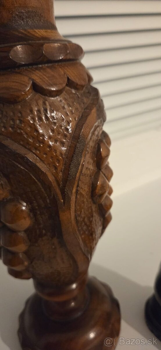Vyrezávaná drevená váza, motív hrozno, dub - 6