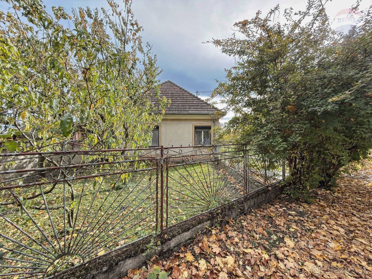 Na predaj priestranný vidiecky rodinný dom v obci Baka, poze - 6