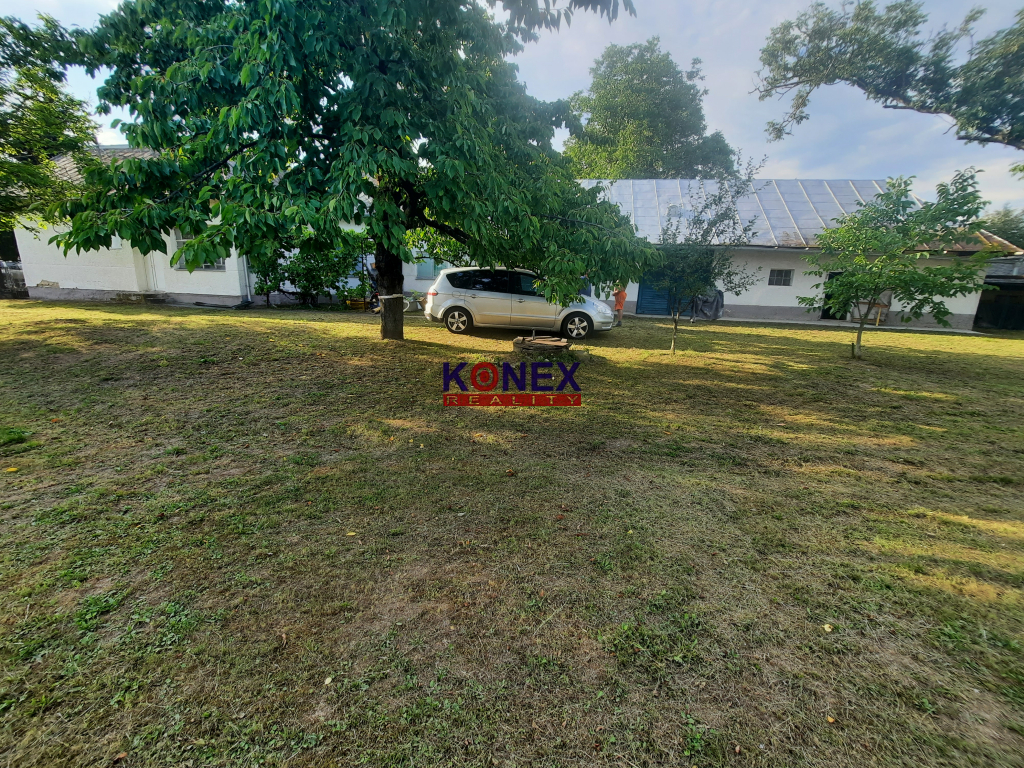 ROZĽAHLÝ POZEMOK s DOMOM v príjemnej obci JENKOVCE - 6