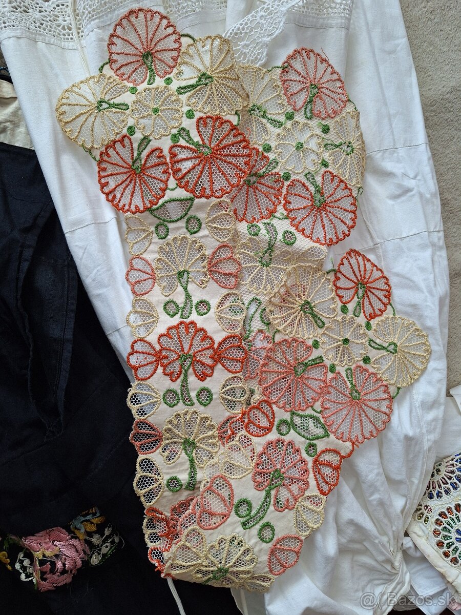 Rucne vysivany kroj zo Zvolenskej slatiny - 6