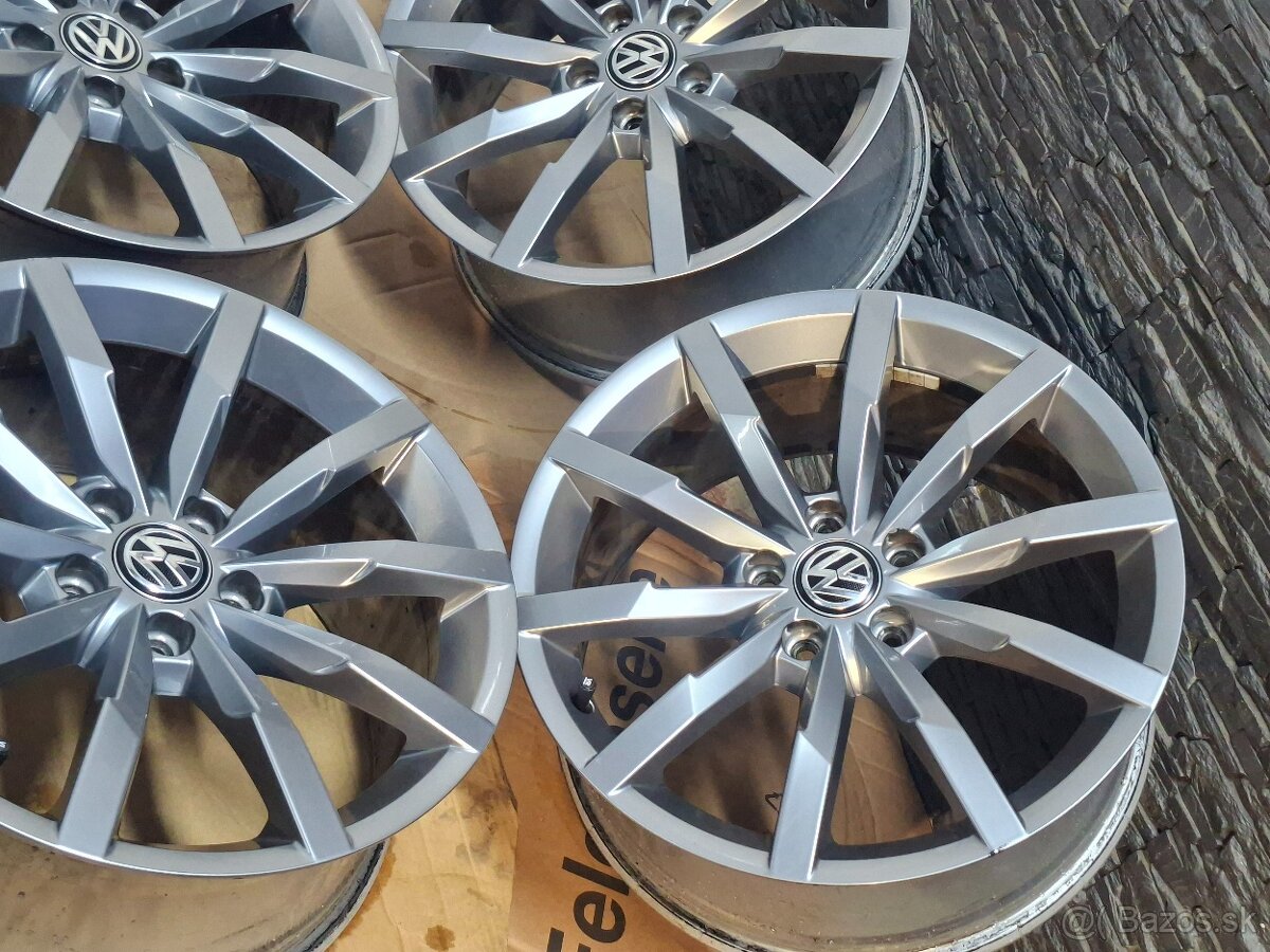 Monterey R18 VolkswagenB8 8.5 R line top stav - 6