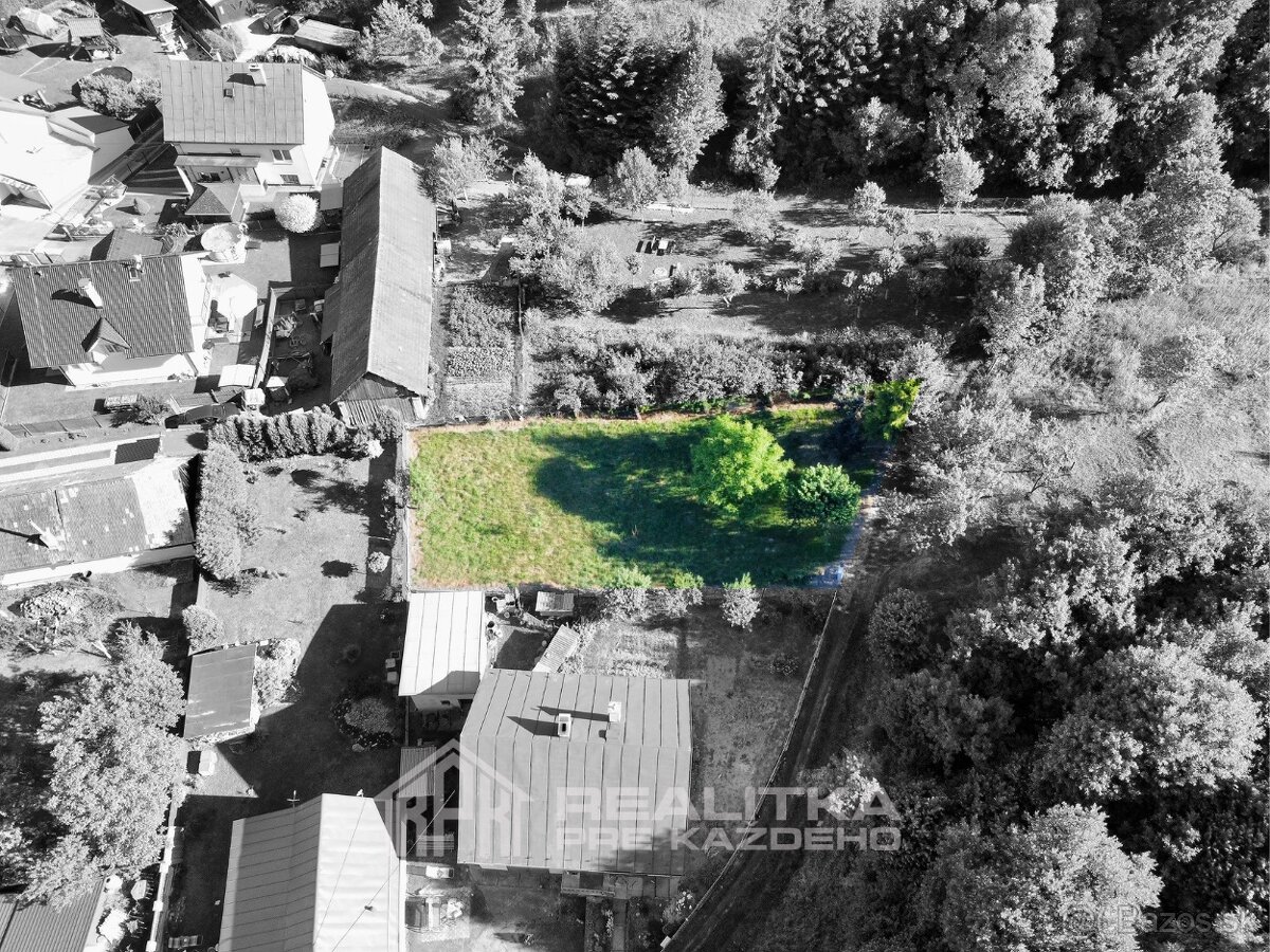 REZERVOVANÉ: Pekný stavebný pozemok v Nesluši s projektom - 6