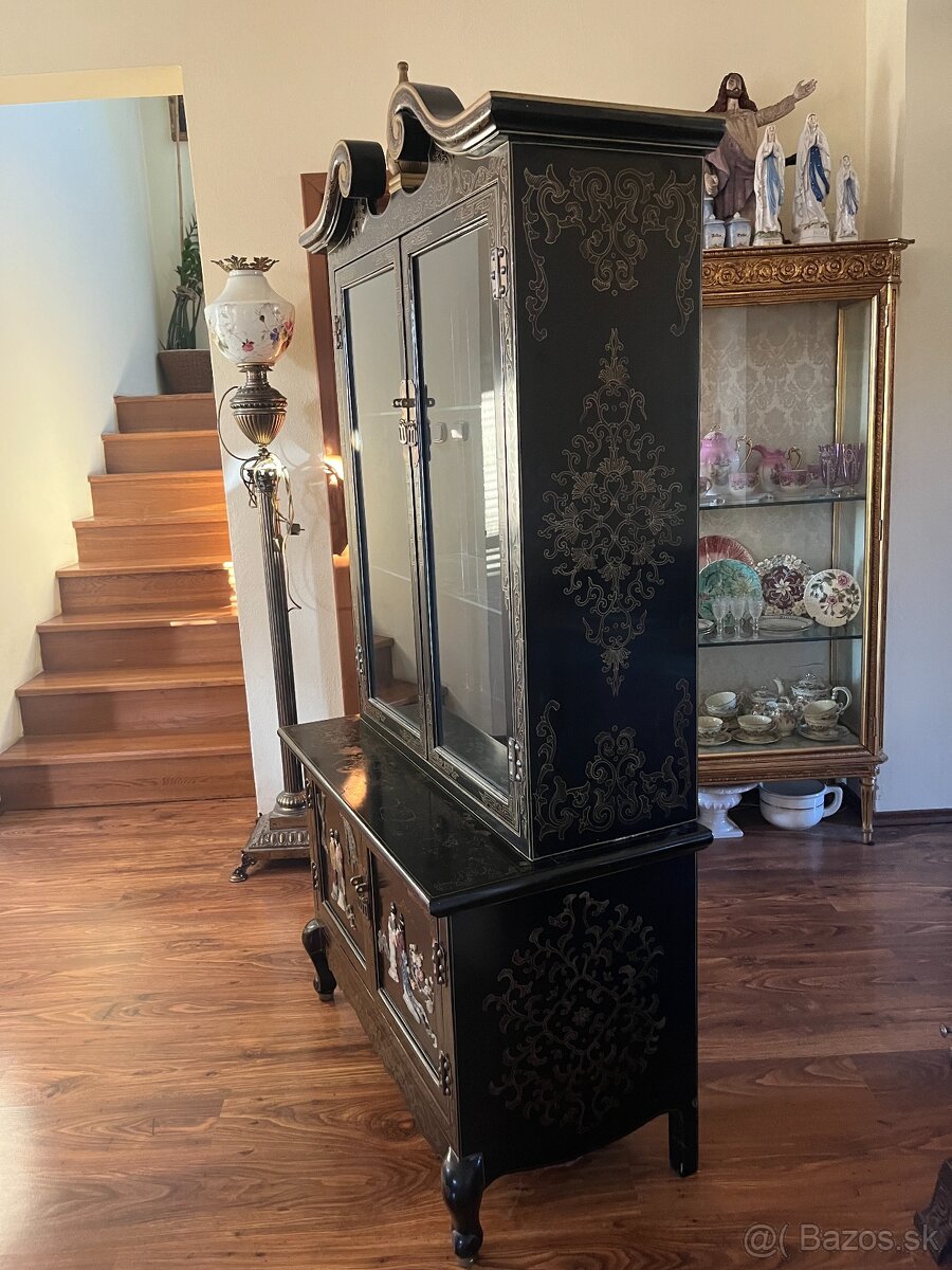 Drevená vitrína s Čínskym motívom - 6