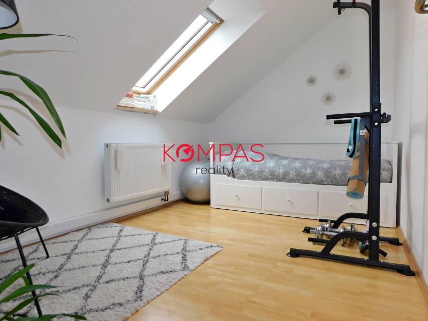 KRÁSNY RODINNÝ DOM SO ZÁHRADOU A DREVENÝM ALTÁNKOM V OBCI LU - 6