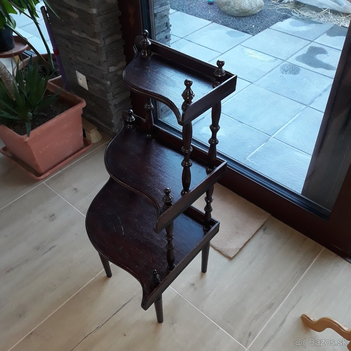 Predam pojazdny barovy stolik + rohovu policku - 6