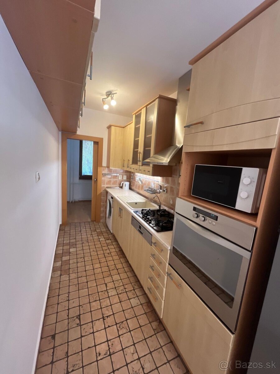 Na prenájom 3-izbový byt s balkónom v Bojniciach, sídlisko L - 6