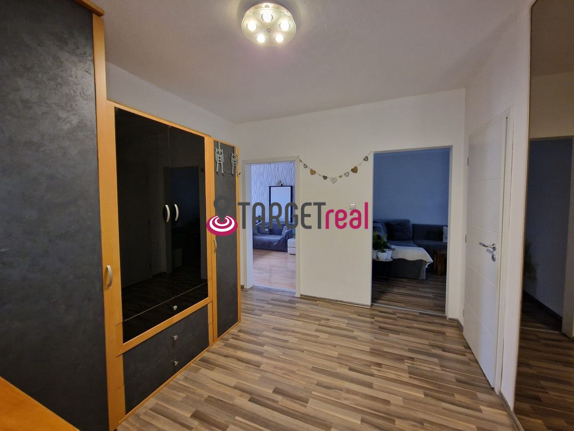 Na predaj veľký kompletne zariadený 3-izbový byt v centre Pi - 6