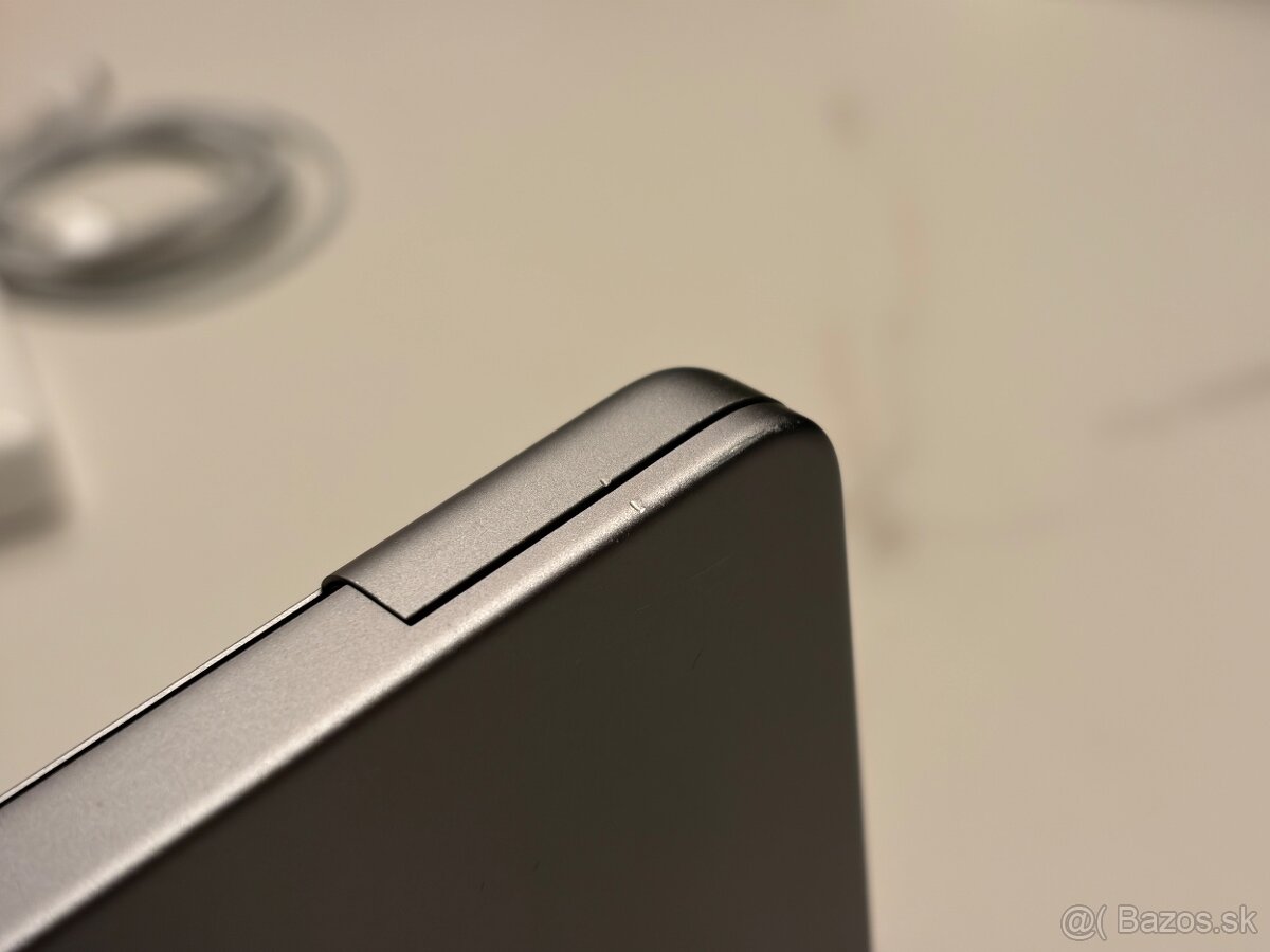 MacBook Pro 14” (2021) M1, 16 GB + obal - 6