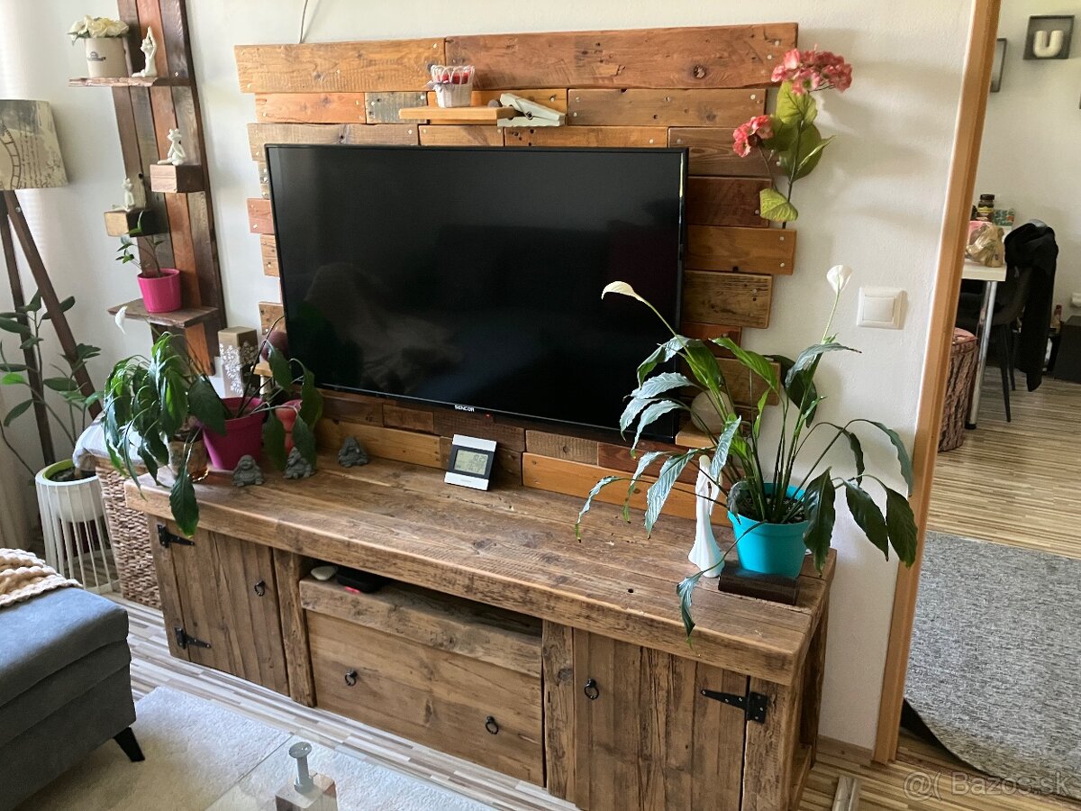 Predám drevenú komodu plus drevený obklad za televizor - 6
