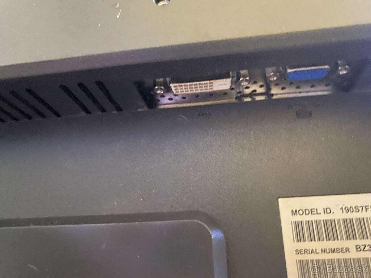 Predám tieto 2 monitory vga dvi d - 6