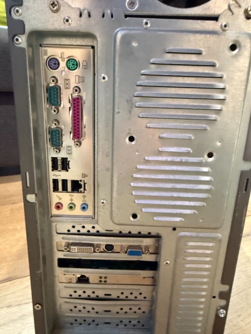 Stolový počítač s Windows XP – ideálny pre staršie programy - 6