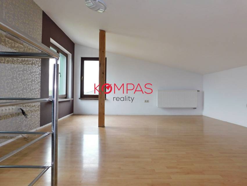 DOM SO ZÁHRADOU, DREVENÝM PRÍSTREŠKOM A PARKOVANÍM V OBCI LU - 6