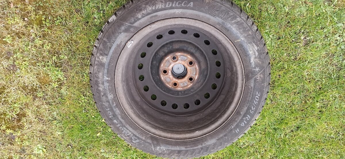 Zimné 205/55 R16 + disky a puklice - 6