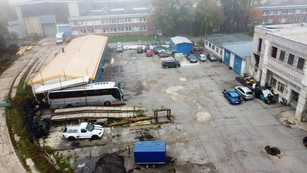 Priemyselný areál s garážami a administratívnym zázemím - 6