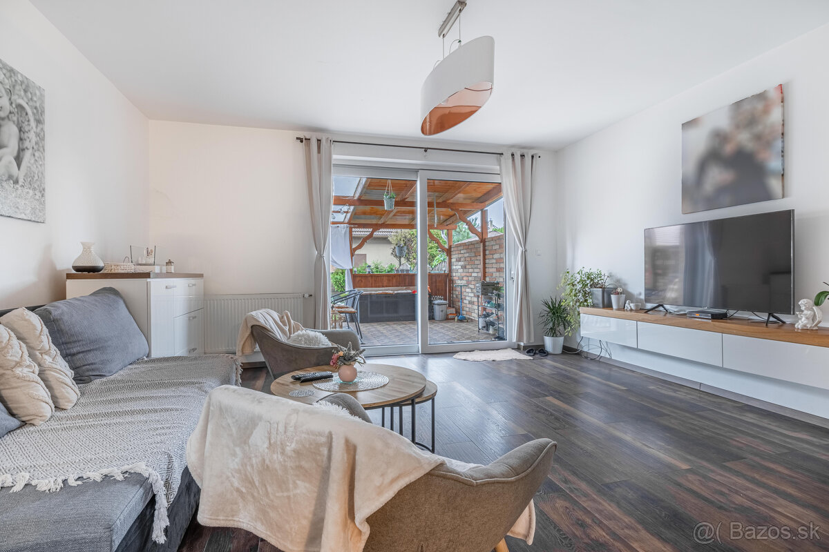 Na predaj 5 izbový poschodový rodinný dom s 2 garážou v Duna - 6