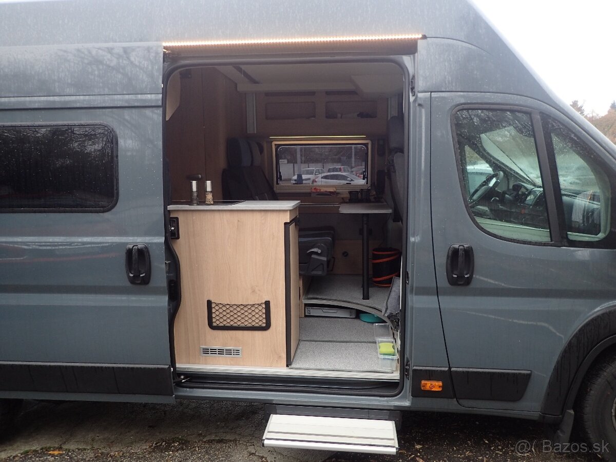 Zánovná vestavba obytné auto karavan L4H3 pre 4 osoby - 6