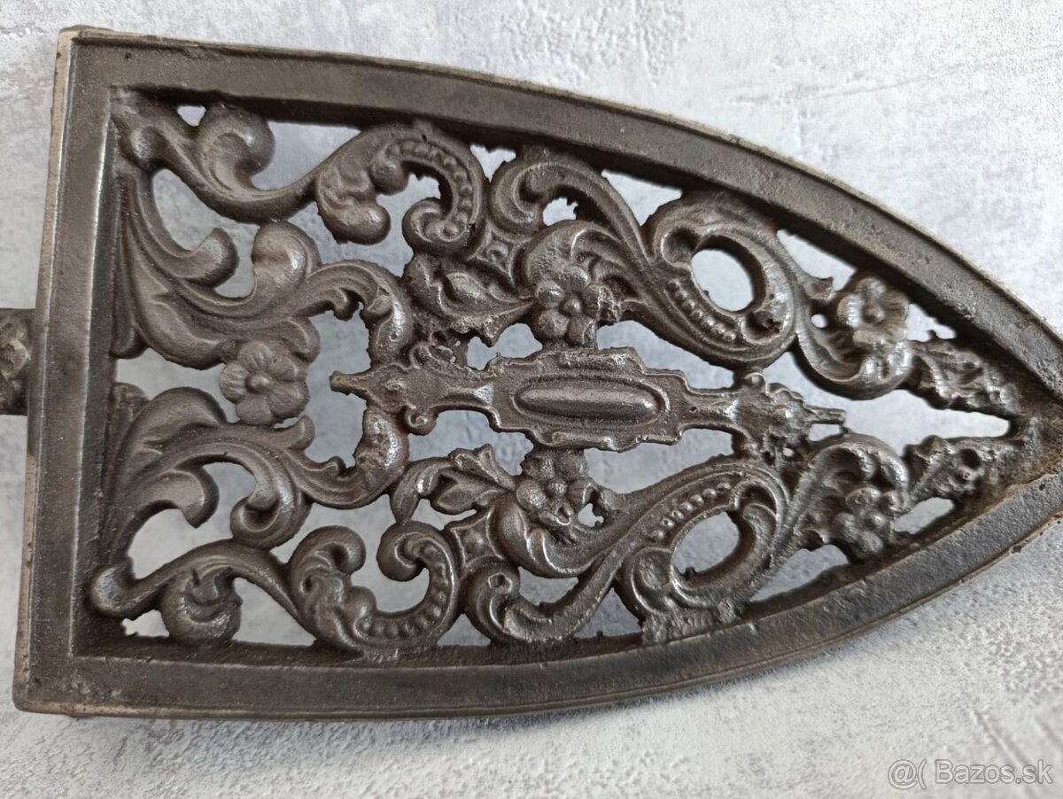 Velmi stará velká podložka pod starou žehličku. - 6