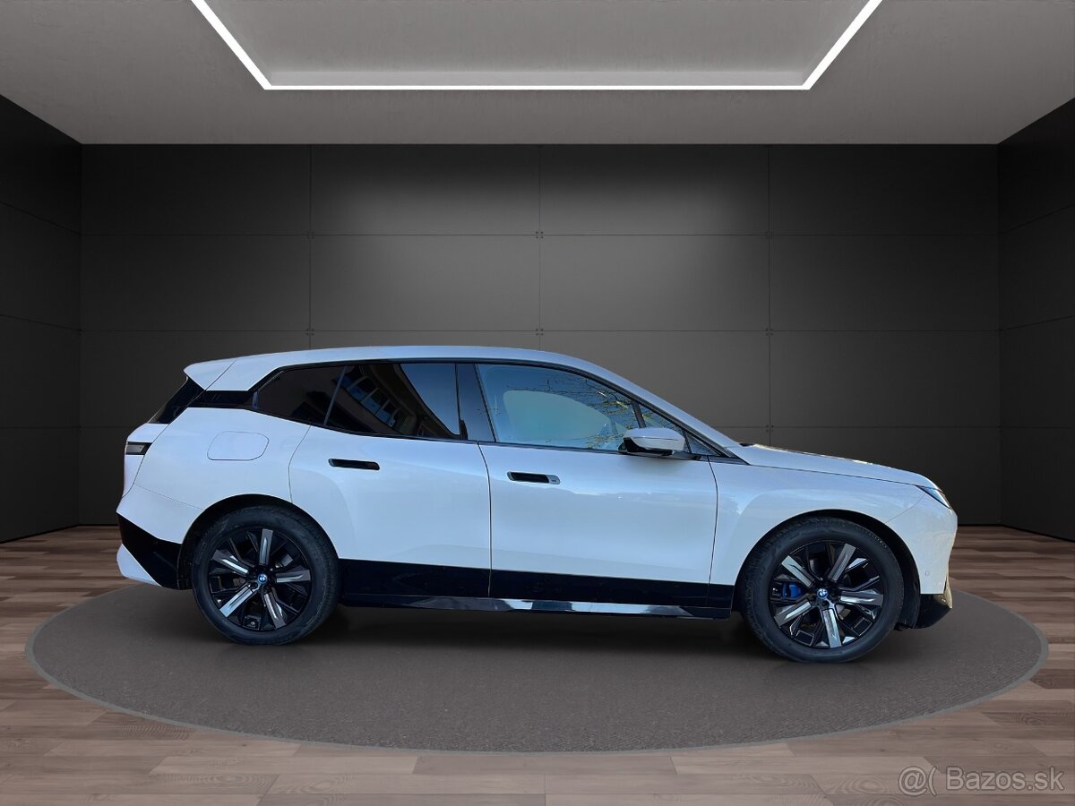 BMW iX 50 xDrive, Sport, Skylounge, DPH, SOH 96.3% - 6