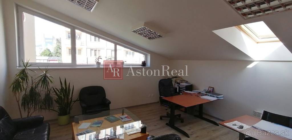 Prenájom: kanceláriu 28 m2, v centre B. Bystrice, Nám. Slobo - 6