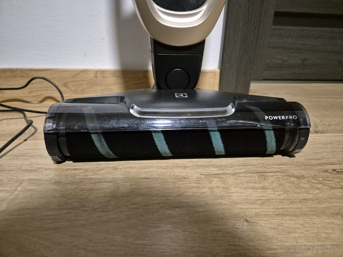 Tyčový vysávač Electrolux WELL Q7-P - 6