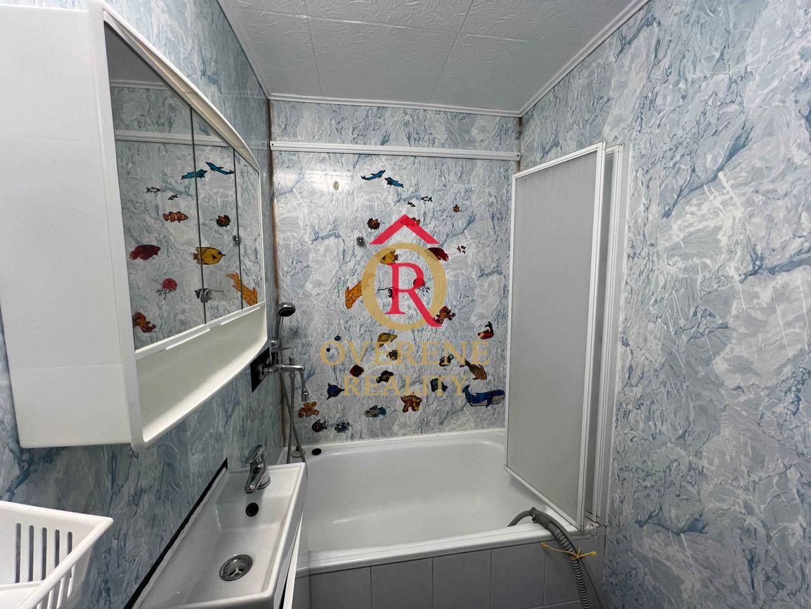 NA PRENÁJOM - veľký jednoizbový byt s loggiou len 5 min od - 6