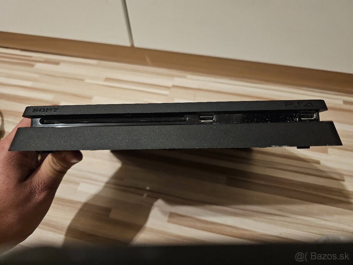 Predám konzolu PS4 a televízorom THOMSON 32HD5506 - 6