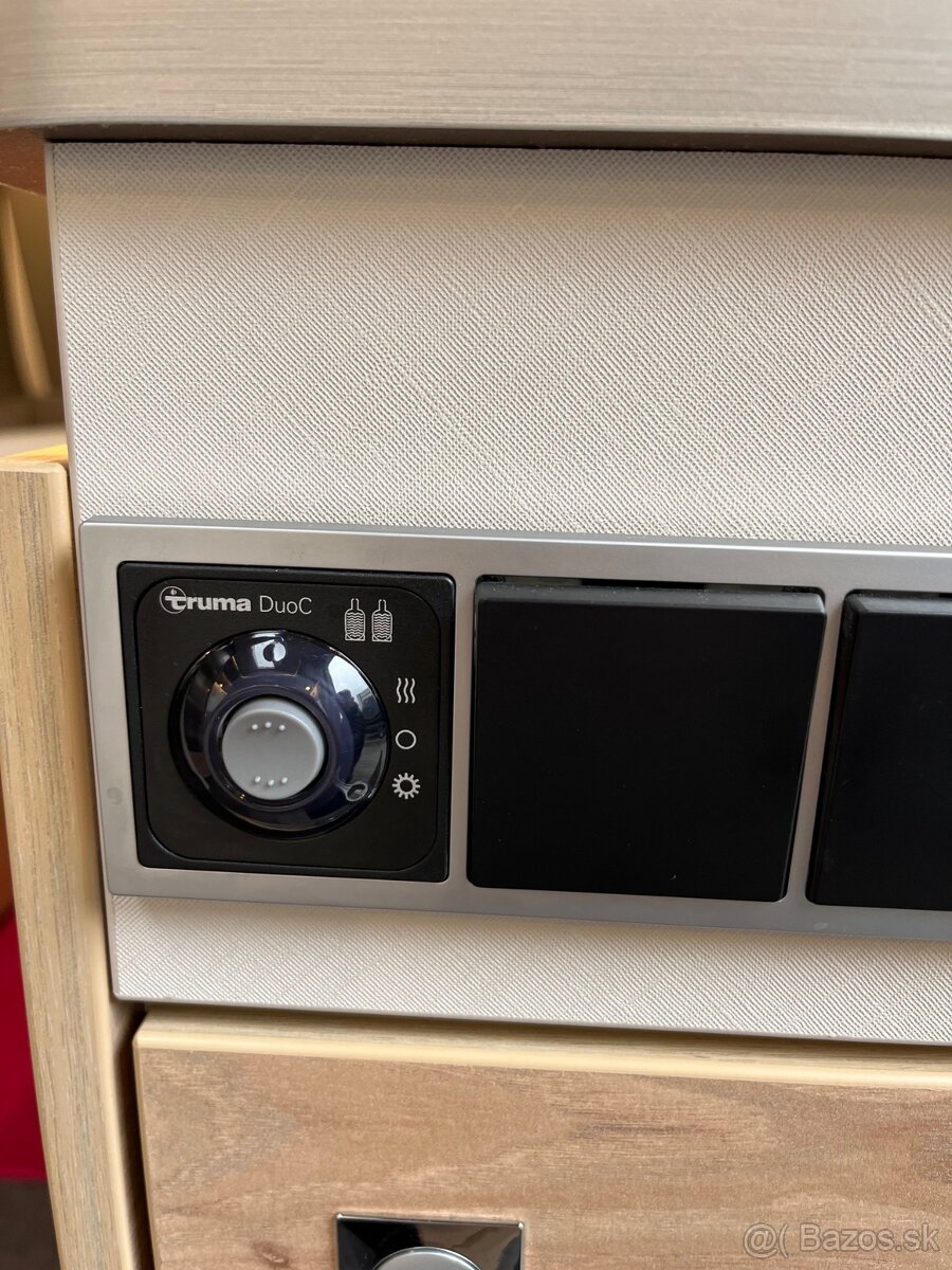 Predám karavan Dethleffs Nomad 460 EL jazdené - 6